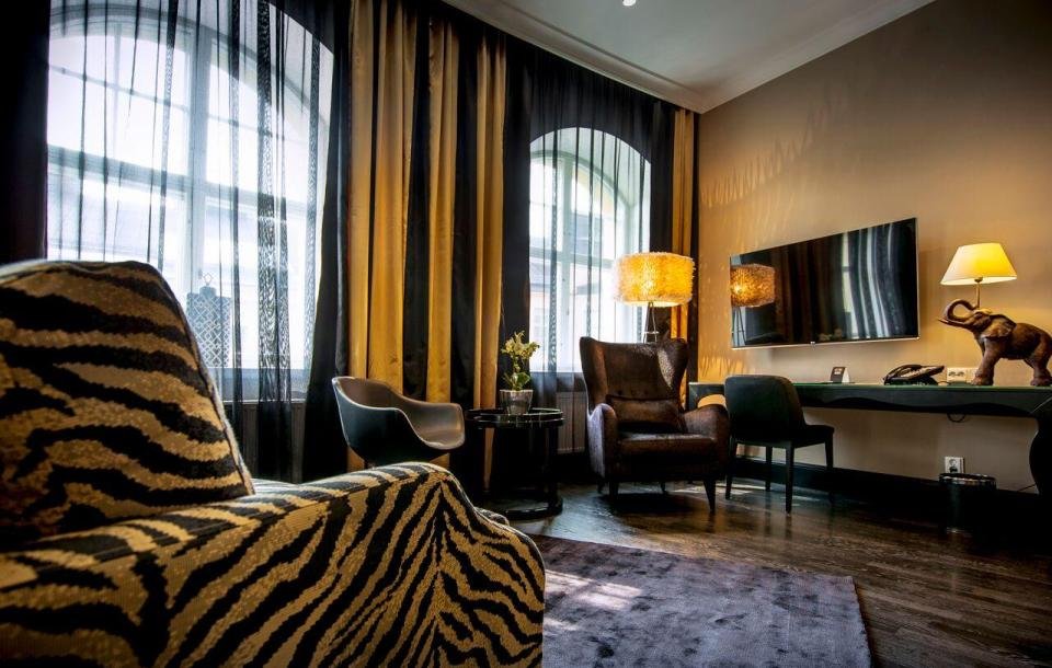 luxury hotel room